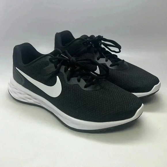 Nike Women’s Low-Top Track & Field Shoe New without Box Size 10.5 W. Black/White - Picture 1 of 8